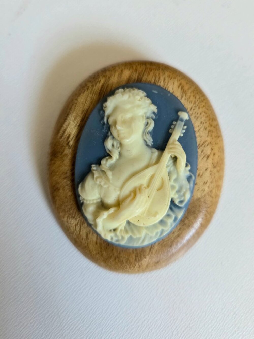 Vintage Renaissance style Victorian Lady Playing Lute Large Oval Cameo Brooch - Picture 2 of 4